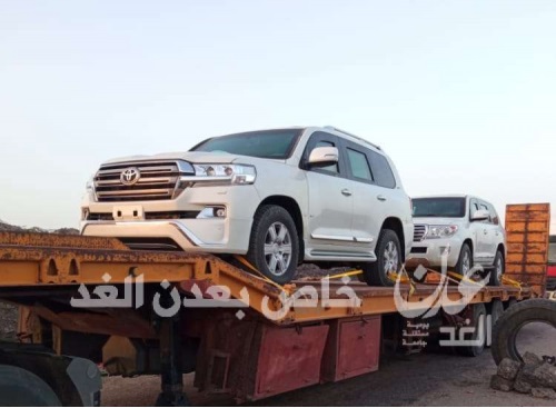 فيما هو لم يعد.. سيارات العليمي المصفحة تعود من السعودية الى عدن فوق شاحنات